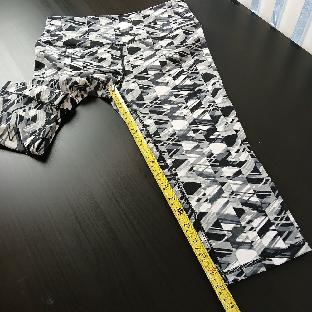 Victoria Sport VSX Knockout Capri Leggings M geometric black white activewear - Picture 9 of 11